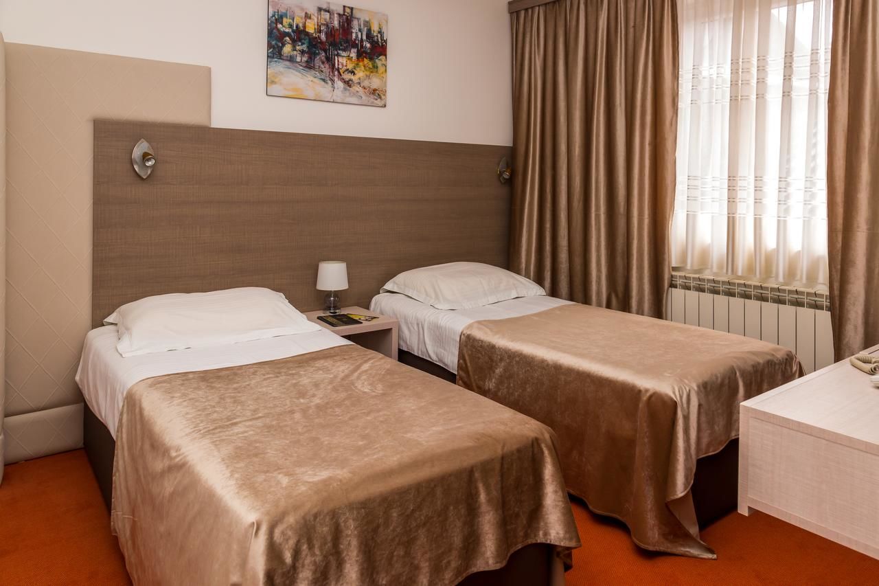 Отель Hotel S Беране-17