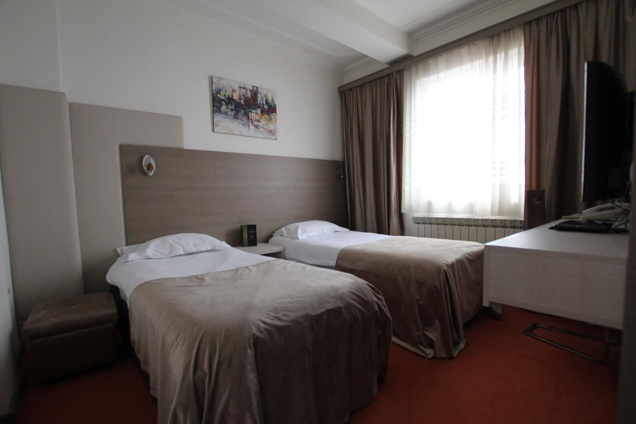 Отель Hotel S Беране-9
