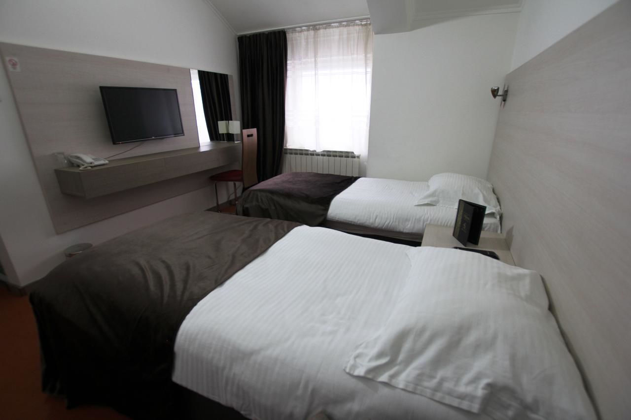 Отель Hotel S Беране-10