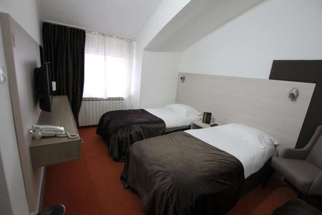 Отель Hotel S Беране-12