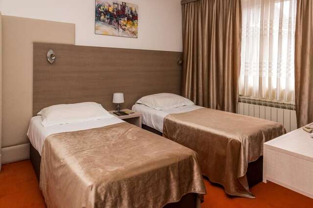 Отель Hotel S Беране-16