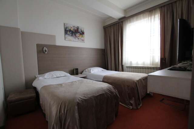 Отель Hotel S Беране-8